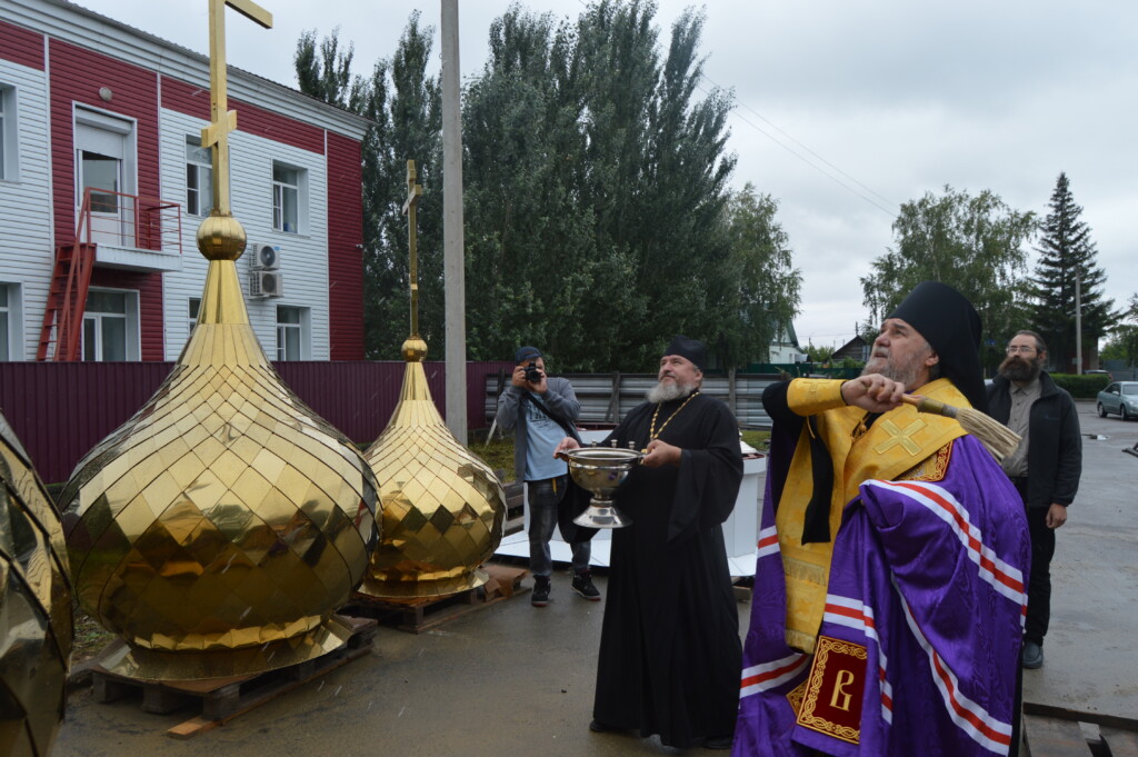Его Преосвященство епископ Всеволод освятил купола для строящегося храма поселка Благовещенка