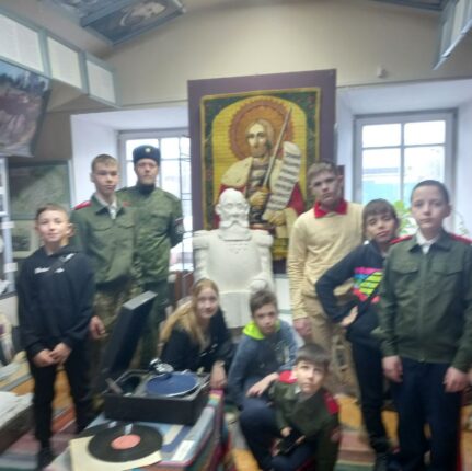 Группа  учеников кадетских казачьих классов вместе с председателем епархильного отдела  иереем Пером Лисицким посетили музей Алтайской митрополии
