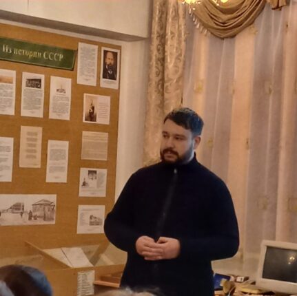 Руководитель отдела по взаимоотношениям Церкви с обществом и СМИ диакон Михаил Межовиков принял участие в открытом уроке посвящённый памяти блокадникам Ленинграда.