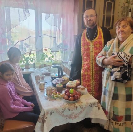 В пасхальные дни Светлой седмицы священнослужители Славгородской епархии посетили дома престарелых